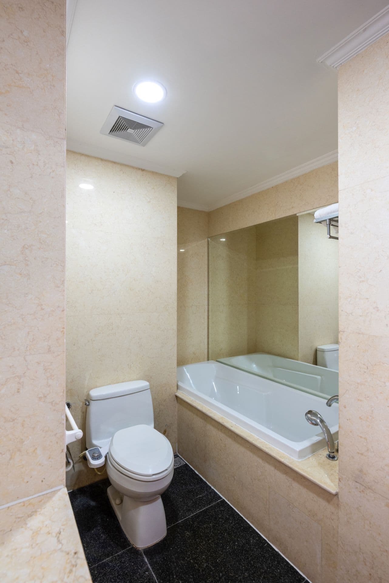Cho thuê Homestay Royal City 2 Phòng Ngủ